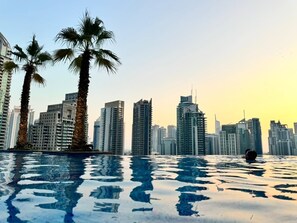 Pool - Free Infiniti Pool & Jacuzzi-Marina Dubai Luxury Stay in luxurious 1 BHK. (Dubai)