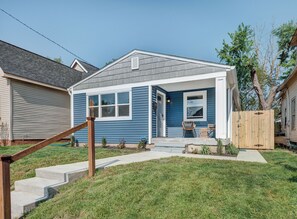 Exterior - Welcome to Deja Blue! 3-bedroom house near downtown Indianapolis & pet-friendly (Indianapolis)