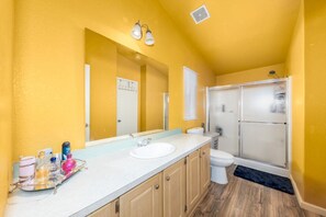 Toalhas de banho, sabonete, papel higiênico 