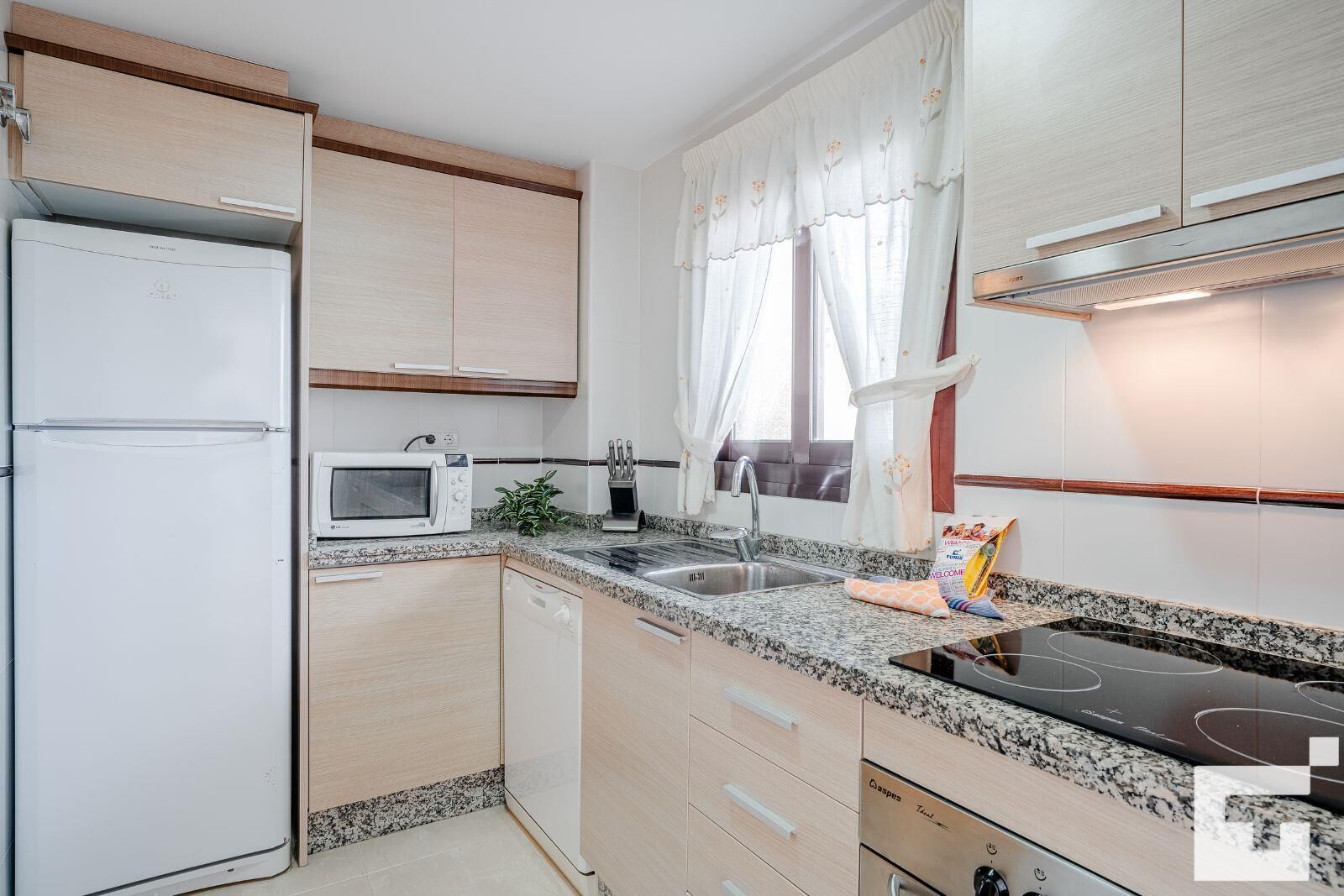 Refrigerador, microondas, horno, placa de cocina