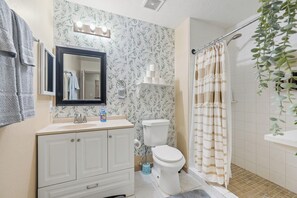 Shower, hair dryer, towels, soap - 🎁 Holiday Savings! Modern 4-Bedroom Home in Katy• Game Area • Crib • Firepit (Katy)
