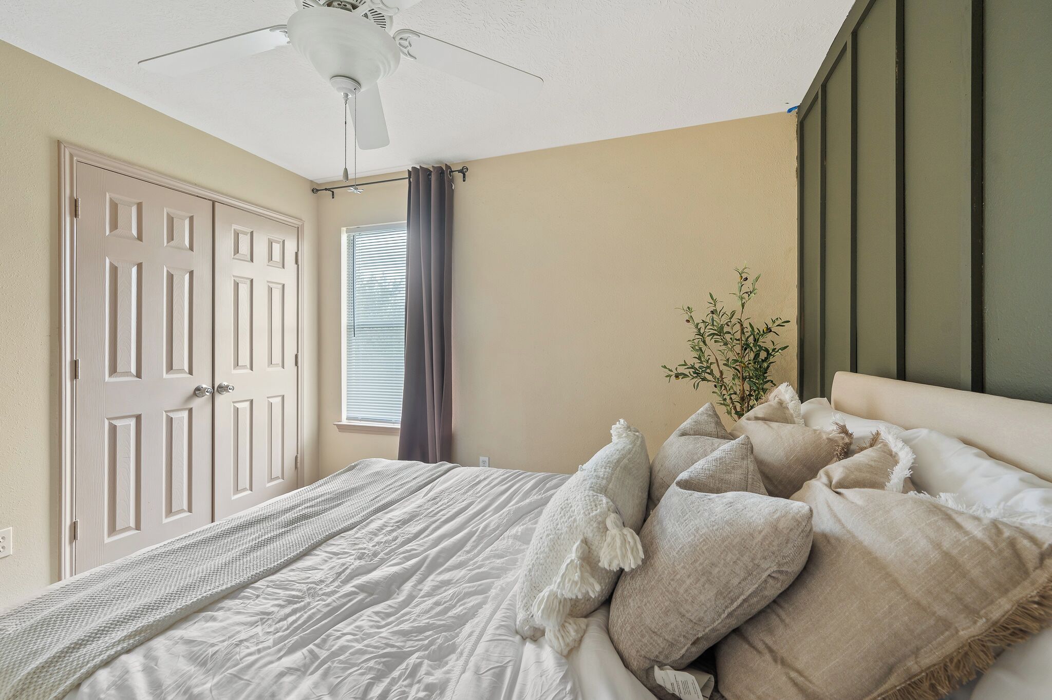 Escritorio, tabla de planchar con plancha, wifi y ropa de cama 