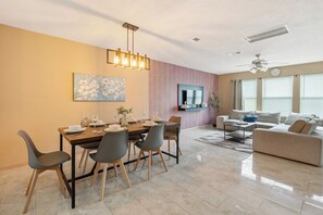 Interior - 🎁 Holiday Savings! Modern 4-Bedroom Home in Katy• Game Area • Crib • Firepit (Katy)