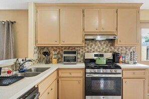 Fridge, microwave, oven, stovetop - 🎁 Holiday Savings! Modern 4-Bedroom Home in Katy• Game Area • Crib • Firepit (Katy)