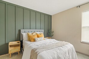 Desk, iron/ironing board, WiFi, bed sheets - 🎁 Holiday Savings! Modern 4-Bedroom Home in Katy• Game Area • Crib • Firepit (Katy)