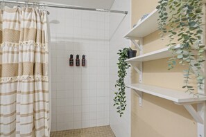 Shower, hair dryer, towels, soap - 🎁 Holiday Savings! Modern 4-Bedroom Home in Katy• Game Area • Crib • Firepit (Katy)