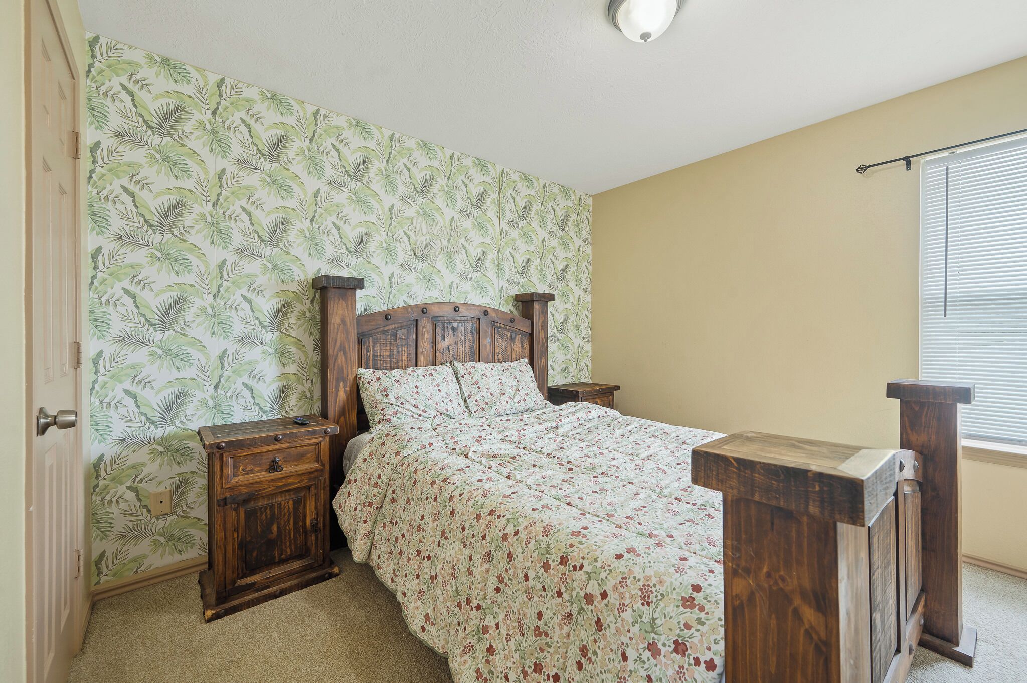 Een bureau, een strijkplank/strijkijzer, wifi, beddengoed