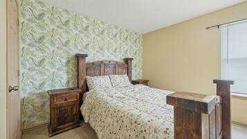 Een bureau, een strijkplank/strijkijzer, wifi, beddengoed