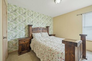 مكتب ومكواة/لوح كي وواي فاي وملاءات أسرّة