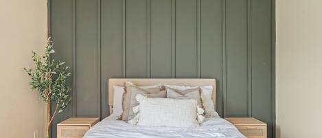 Escritorio, tabla de planchar con plancha, wifi y ropa de cama