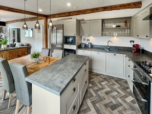 Dishwasher - Scenic Lodge, complete with hot tub and spectacular views of the Ochil Hills. (Auchterarder)