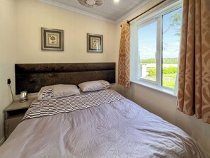 Free WiFi - Scenic Lodge, complete with hot tub and spectacular views of the Ochil Hills. (Auchterarder)