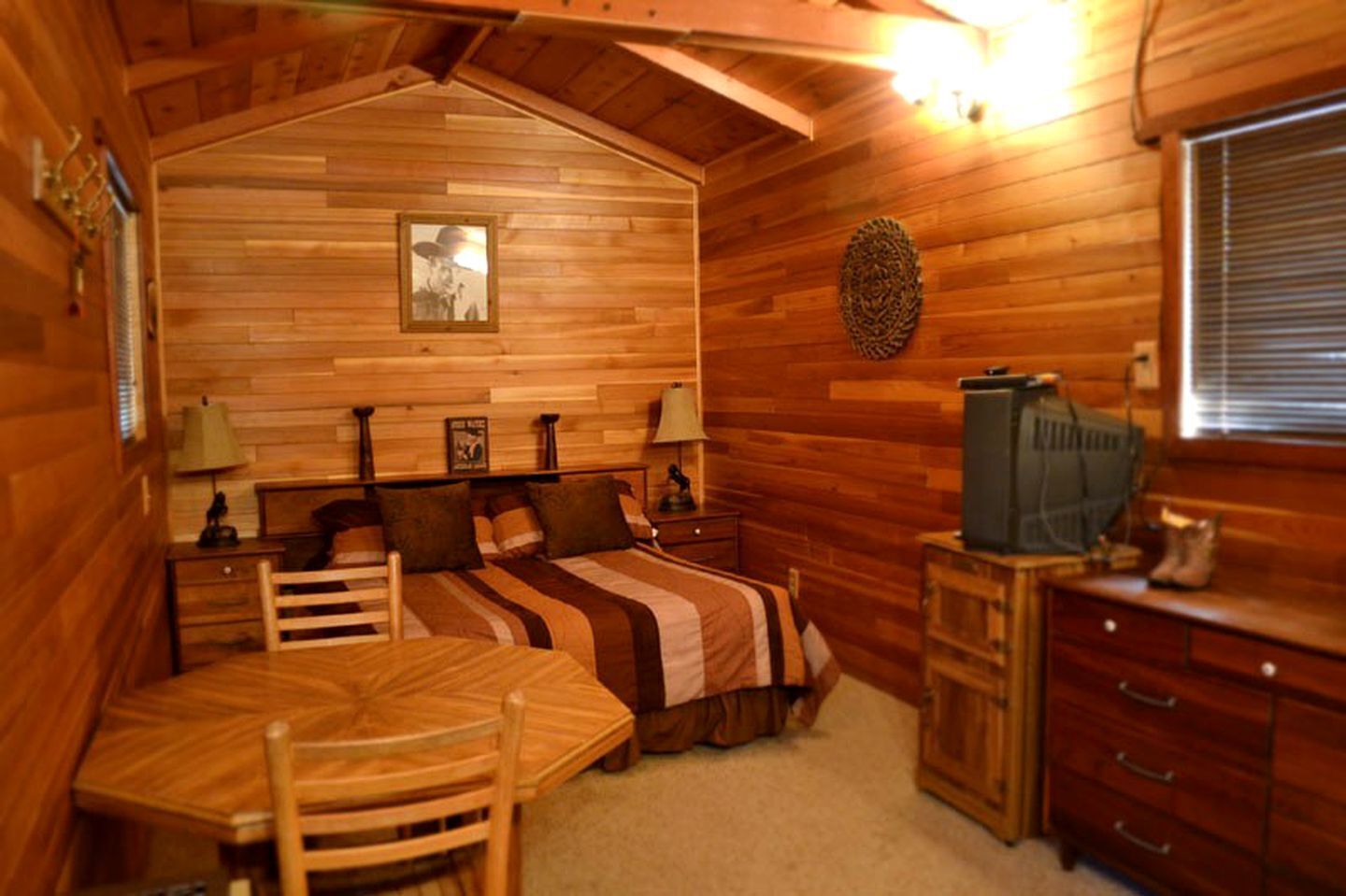 2 bedrooms, desk, WiFi, bed sheets