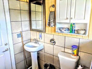 Towels, soap, shampoo, toilet paper