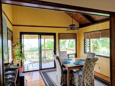 Garden View Queen Rental near Akaka Falls, Hawaii