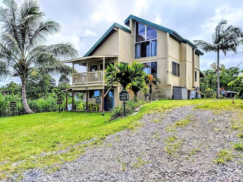 Garden View Queen Rental near Akaka Falls, Hawaii
