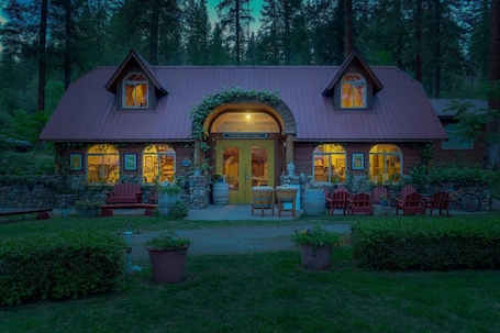 Exterior. Luxurious Bed and Breakfast Suite for One or Two Couples near Kettle Falls, Washington