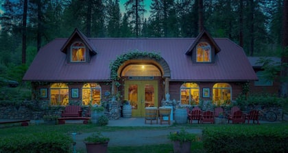 Luxurious Bed and Breakfast Suite for One or Two Couples near Kettle Falls, Washington