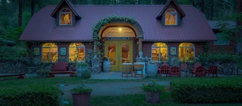 Luxurious Bed and Breakfast Suite for One or Two Couples near Kettle Falls, Washington