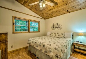1 bedroom, iron/ironing board, WiFi, bed sheets - Inviting Cabin Retreat with a Private Hot Tub in Bryson City, North Carolina (Bryson City)