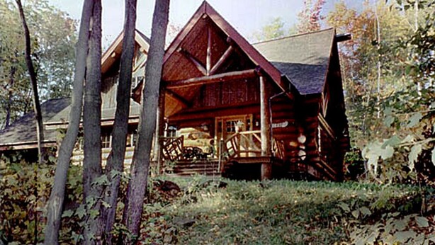 Exterior - Beautiful Log Cabin with Jacuzzi Bathtub in the heart of Adirondack State Park (Saranac Lake)