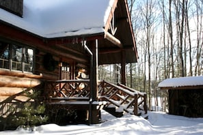 Exterior - Beautiful Log Cabin with Jacuzzi Bathtub in the heart of Adirondack State Park (Saranac Lake)