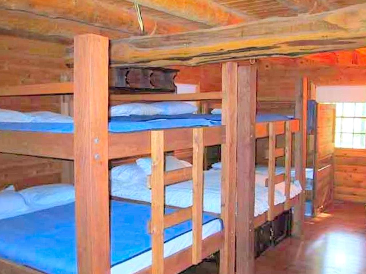 3 bedrooms, desk, iron/ironing board, bed sheets