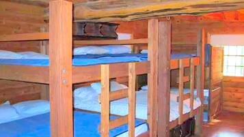 3 bedrooms, desk, iron/ironing board, bed sheets