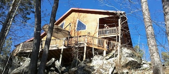 Mountain Cabin Getaway with a Fire Pit near Lake Ouachita, Arkansas
