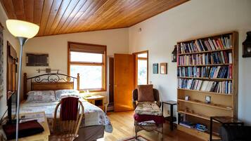 2 bedrooms, in-room safe, desk, iron/ironing board