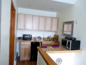 Microwave, dishwasher, coffee/tea maker, toaster