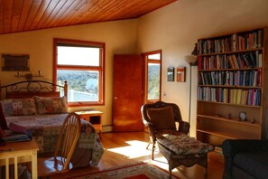 1 habitación, caja de seguridad en la habitación y escritorio 