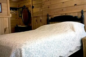 1 bedroom, desk, bed sheets - Romantic Vacation Rental with Lake Views near Cooperstown, New York (Richfield Springs)