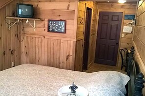 1 bedroom, desk, bed sheets - Romantic Vacation Rental with Lake Views near Cooperstown, New York (Richfield Springs)