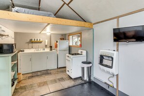 Frigorifero, microonde, piano cottura, macchina per tè/caffè