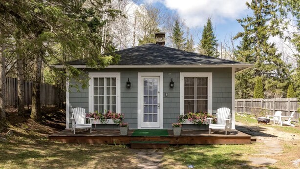 Terrace/patio - Elegant Cottage Rental with a Fire Pit in Lake Placid, New York (Lake Placid)