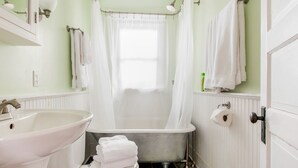 Bathroom - Elegant Cottage Rental with a Fire Pit in Lake Placid, New York (Lake Placid)