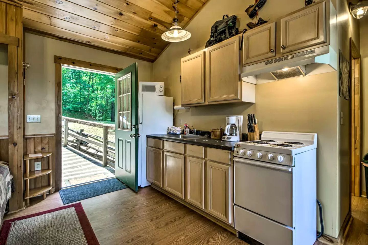 Coffee/tea maker, fridge, microwave, oven