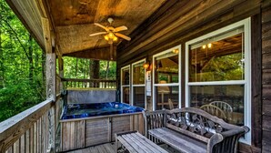 Outdoor spa tub - Elevated Tree Cabin in the Woodlands on the Nantahala River, North Carolina (Bryson City)