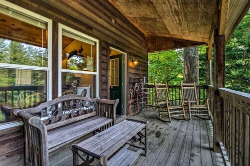 Elevated Tree Cabin in the Woodlands on the Nantahala River, North Carolina
