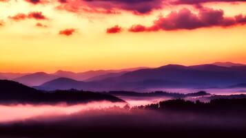 Un paysage montagneux caractérisé par des collines en terrasses et une vallée.