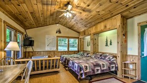 1 bedroom, iron/ironing board, WiFi, bed sheets - Elevated Tree Cabin in the Woodlands on the Nantahala River, North Carolina (Bryson City)