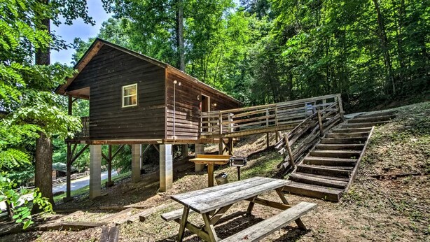 Exterior - Elevated Tree Cabin in the Woodlands on the Nantahala River, North Carolina (Bryson City)