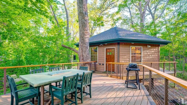 Unclassified image, 1 of 28, button - Nashville Area Luxury Tree House Accommodation for a Tennessee Getaway (Greenbrier)