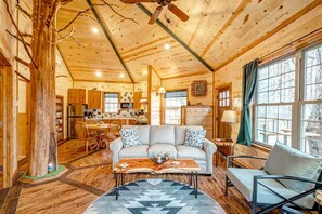 TV, fireplace, DVD player, video library - Nashville Area Luxury Tree House Accommodation for a Tennessee Getaway (Greenbrier)