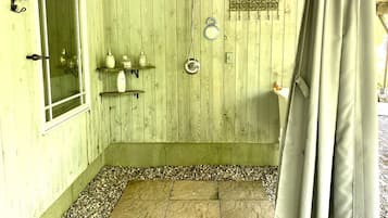 Handtücher, Seife, Shampoo, Toilettenpapier