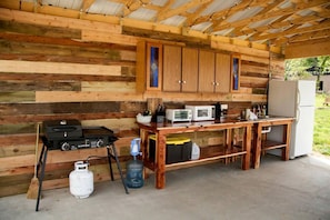 KĂŒhlschrank, Mikrowelle, Wasserkocher mit Kaffee-/Teezubehör