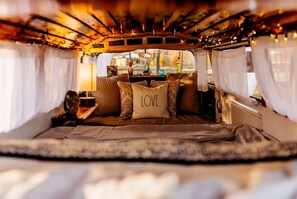 1 bedroom, bed sheets - Refurbished Campervan Rental Perfect for Glamping in Missouri (Saint Clair)