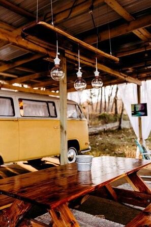 Outdoor dining - Refurbished Campervan Rental Perfect for Glamping in Missouri (Saint Clair)