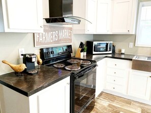 Refrigerador, microondas, horno y parrilla de estufa 